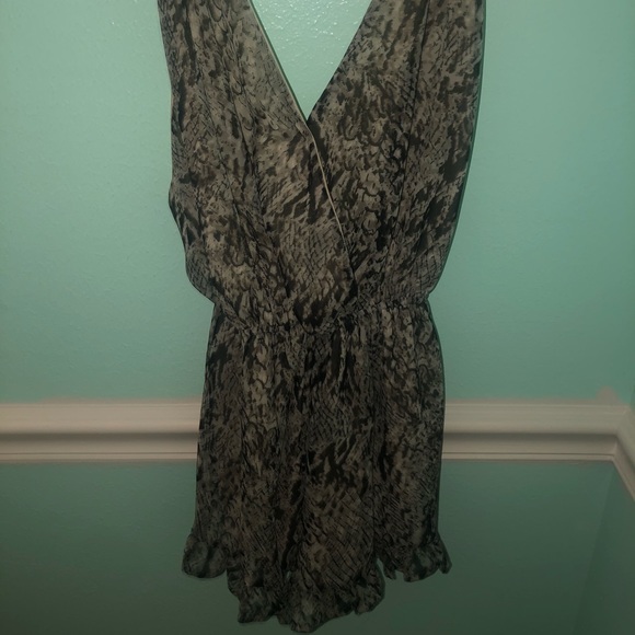 TOBI “Aria Grey Plunging Romper” - Picture 4 of 4